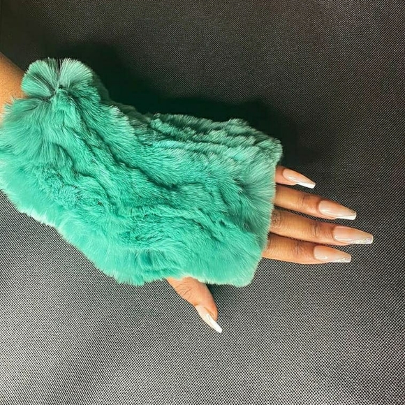 Natural Fox Fur Fingerless Gloves - Picture 5 of 7